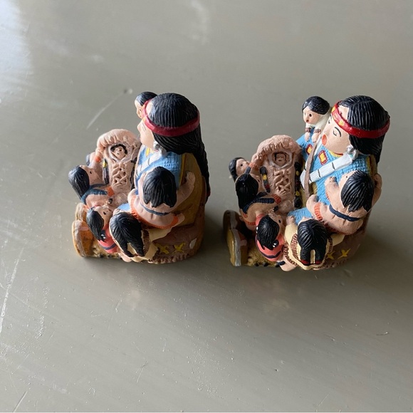 2 Resin Replica Storyteller Figurine - Man, Blue & Brown, Many Children - Picture 5 of 8